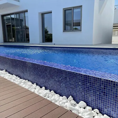 Sirena Beachfront Beauty Villa *